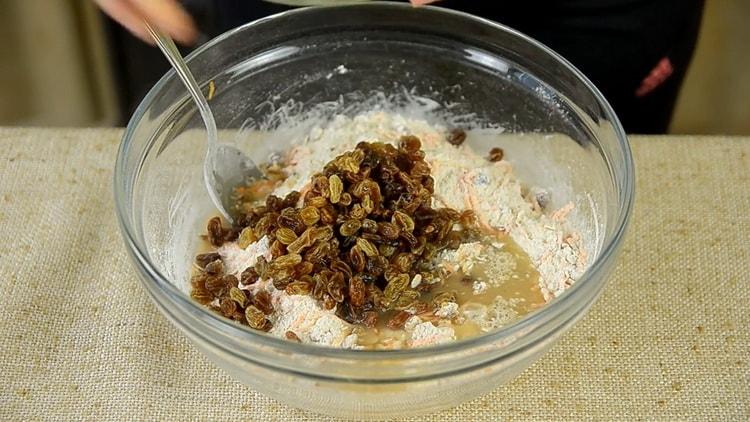 Adjon hozzá mazsolát sárgarépa sütik készítéséhez