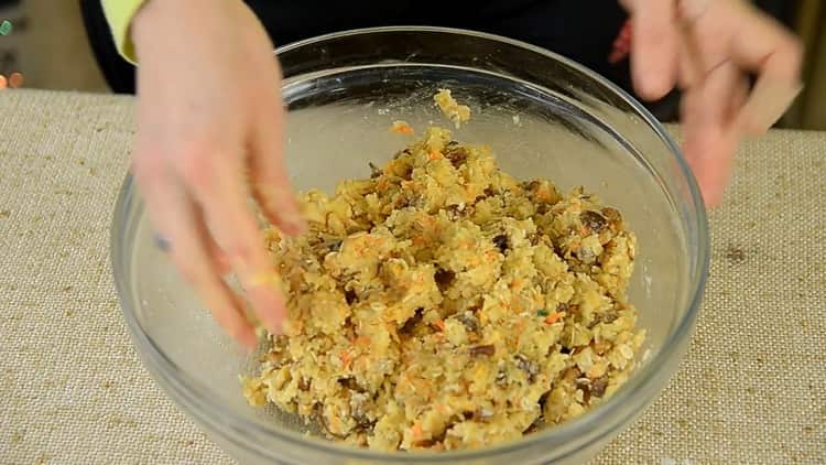 Per mescolare i biscotti alle carote, mescola gli ingredienti.