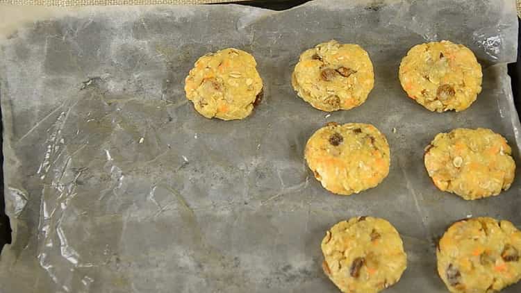 Painitin ang oven upang makagawa ng mga cookies sa carrot