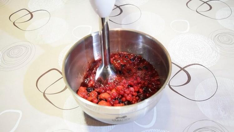 For at fremstille frugtsaft af frosne bær, mal ingredienserne med en blender