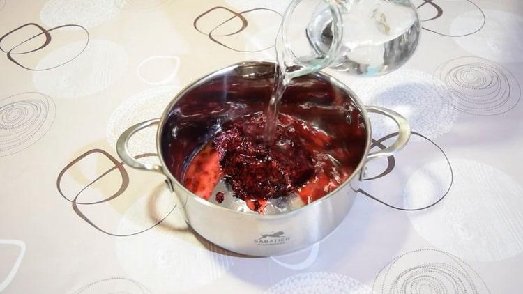 For at lave frugtsaft af frosne bær, tilsættes vand i gryden