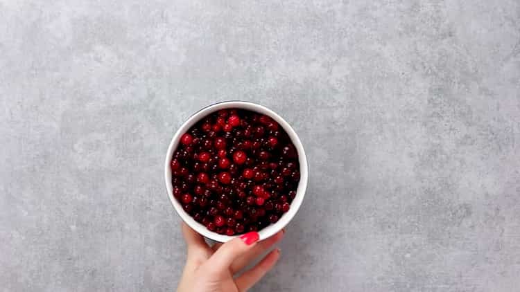 Bevanda di frutta al mirtillo rosso secondo una ricetta graduale con foto