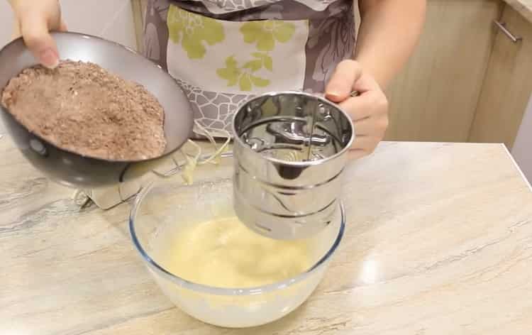 Szitáljuk az összetevőket márványos sütik készítéséhez.