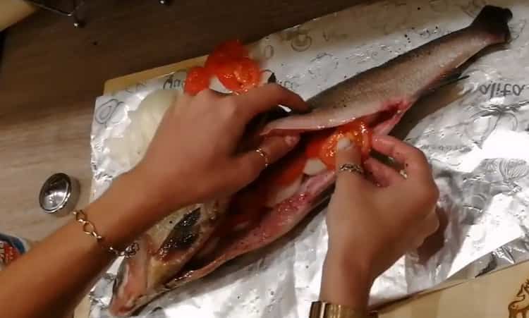Per cucinare un pesce Muscone, metti il ​​ripieno nel pesce