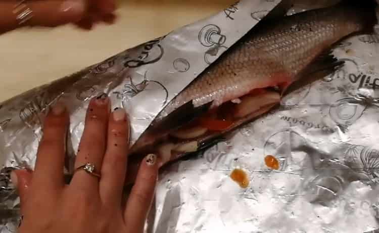 Para sa pagluluto ng Muscone fish, maghanda ng foil