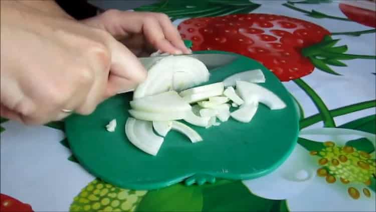 للطبخ novagi في الفرن. يقطع البصل