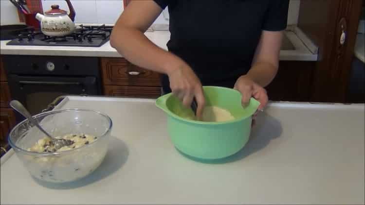 Um einen Bulk Pie mit Hüttenkäse zuzubereiten, mahlen Sie die Mehlkrümel