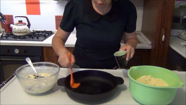Pro přípravu sypkého koláče s tvarohem namažte plísní