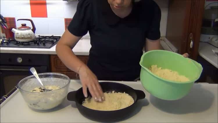Um einen Bulk Pie mit Hüttenkäse zuzubereiten, legen Sie Mehlkrümel in ein Backblech