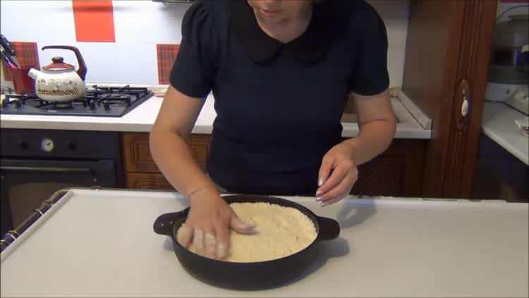 Um einen losen Kuchen mit Hüttenkäse zuzubereiten, geben Sie Mehlkrümel auf die Füllung
