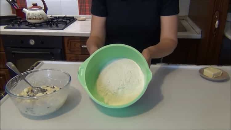 Für die Zubereitung von Bulk Pie mit Hüttenkäse Mehl sieben