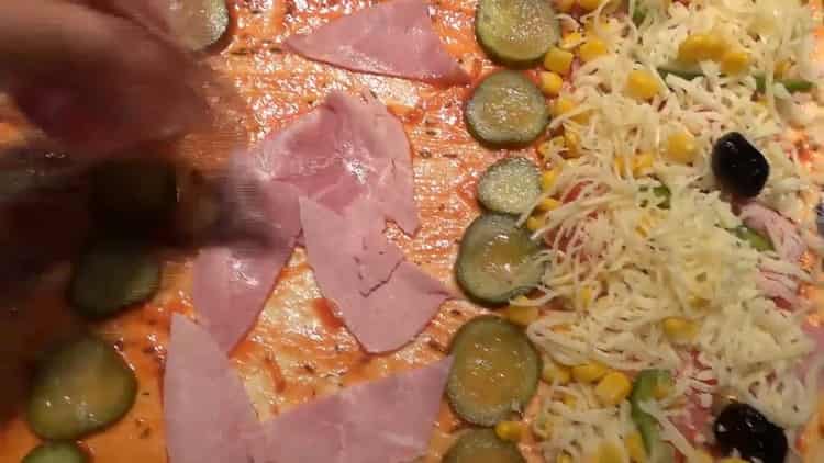 Chcete-li připravit pizzu, položte olivy na sýr