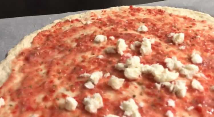 Aseta juusto taikinaan saadaksesi napolilaista pizzaa