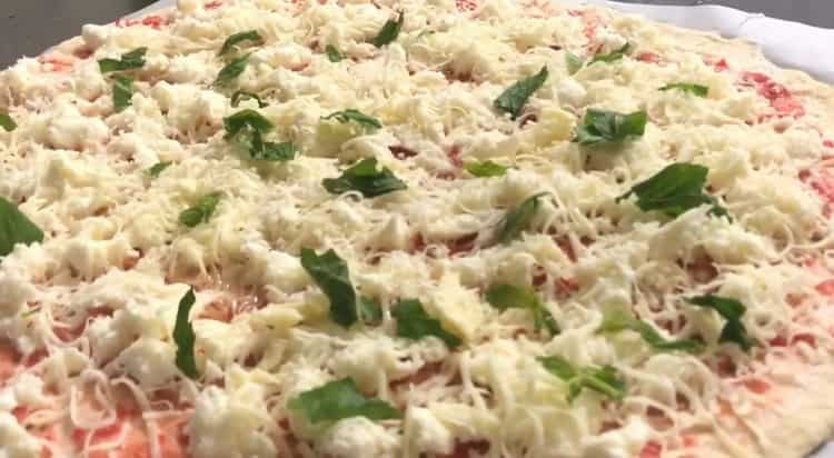 Zum Zubereiten neapolitanischer Pizza den Ofen vorheizen