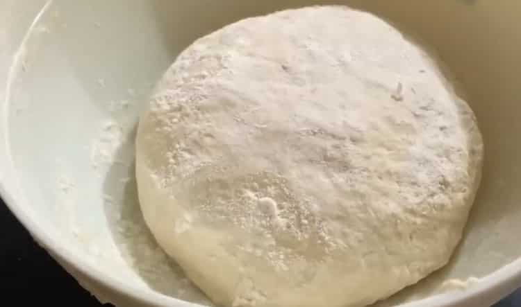 Um eine neapolitanische Pizza zuzubereiten, kneten Sie den Teig