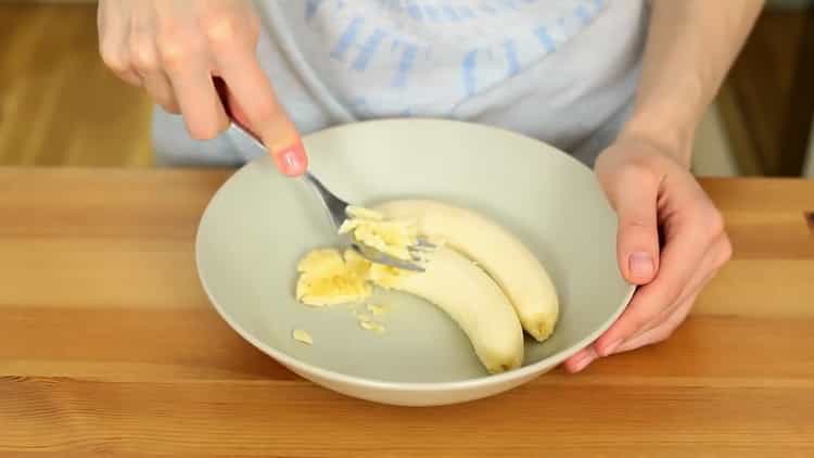 Csiszolja meg a banánt, hogy kellemetlen süti legyen