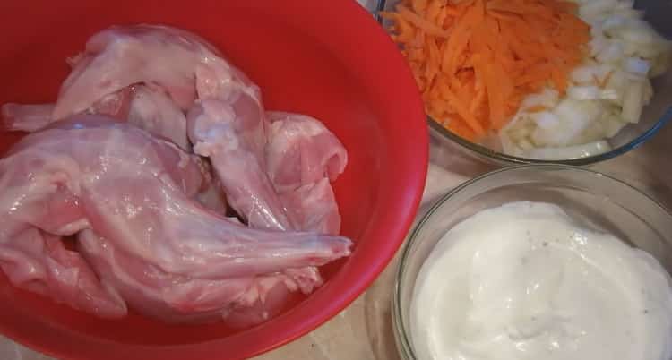 Bereiten Sie die Zutaten gemäß dem Rezept für die Zubereitung von Kaninchenkeulen vor