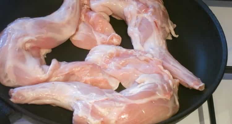 Bereiten Sie gemäß dem Rezept für die Zubereitung von Kaninchenkeulen Fleisch zu