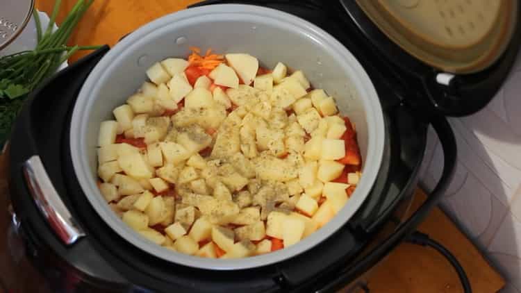 Per preparare lo stufato di verdure in una pentola a cottura lenta, metti gli ingredienti in una ciotola