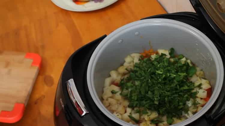 За да готвите зеленчукова яхния в бавна готварска печка, нарежете зелените