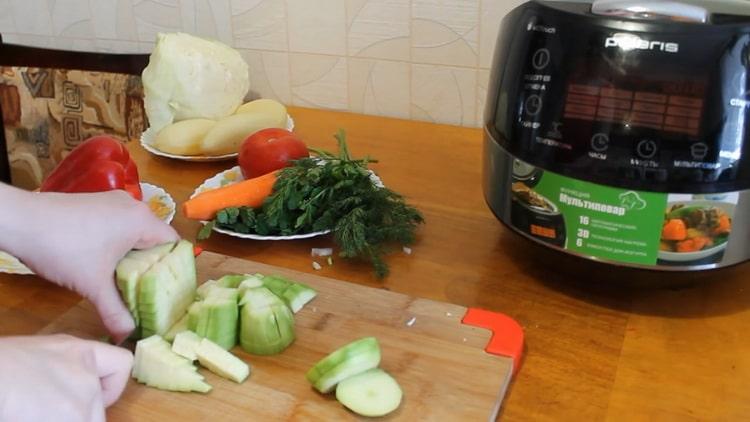 За да готвите зеленчукова яхния в бавна печка, нарежете тиквички