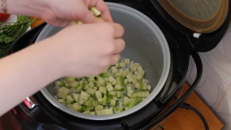 لطهي الحساء النباتي في طنجرة بطيئة ، وقطع جميع المكونات