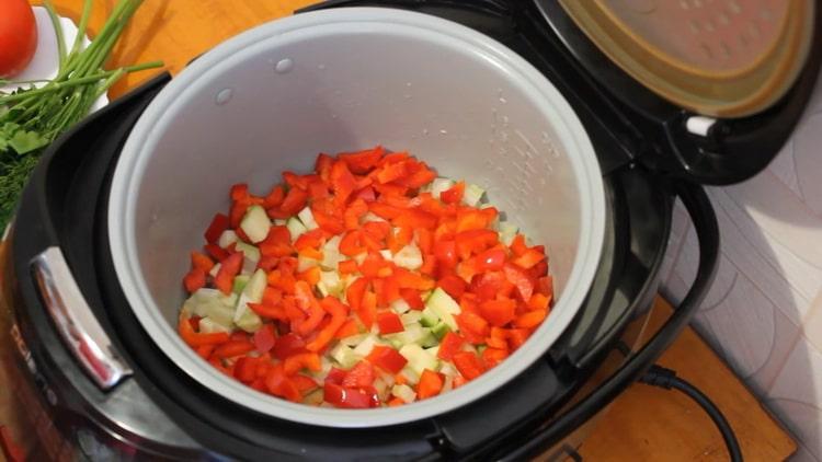 لطهي الحساء النباتي في طنجرة بطيئة ، تحضير جميع المكونات