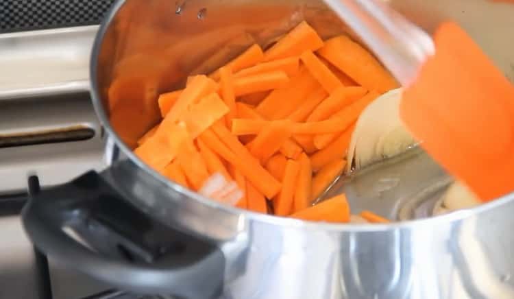 Zum Kochen von Gemüseeintopf mit Zucchini das gesamte Gemüse hacken