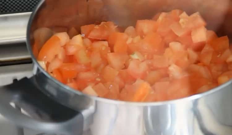 За да готвите зеленчукова яхния с тиквички, нарязвайте доматите
