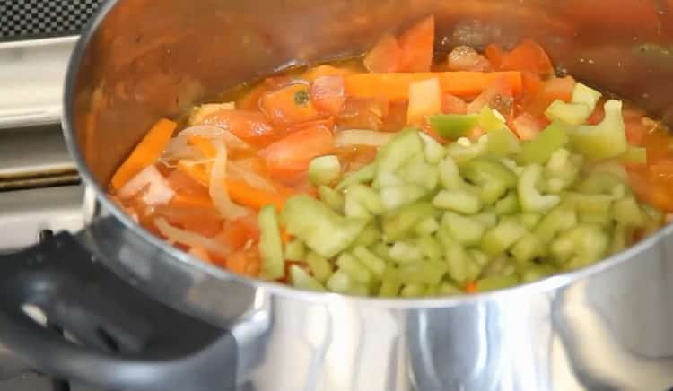 لطهي الحساء النباتي مع الكوسة ، يقطع جميع الخضار
