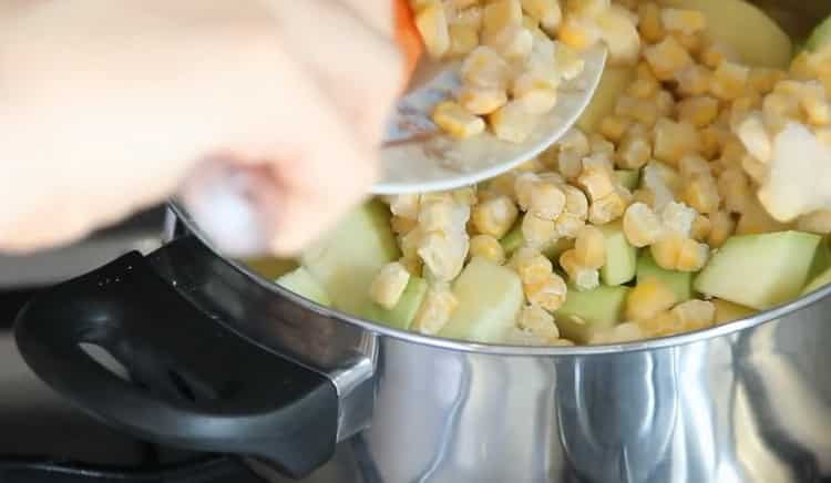 لتحضير الحساء النباتي مع الكوسة ، قم بإعداد جميع المكونات