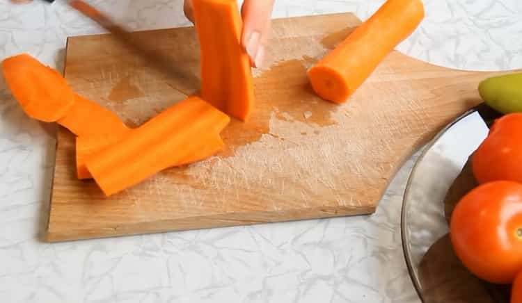 За да готвите зеленчукова яхния с тиквички, нарязвайте моркови
