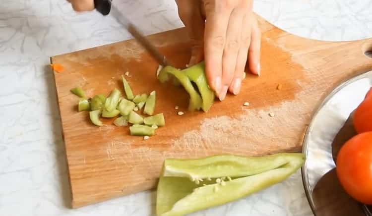 Norėdami virti daržovių troškinį su cukinijomis, susmulkinkite pipirus