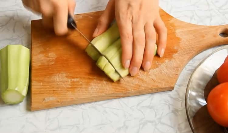 За да направите зеленчукова яхния с тиквички, накълцайте всички съставки