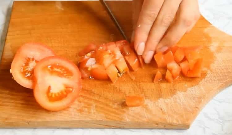 За да готвите зеленчукова яхния с тиквички, нарязвайте доматите