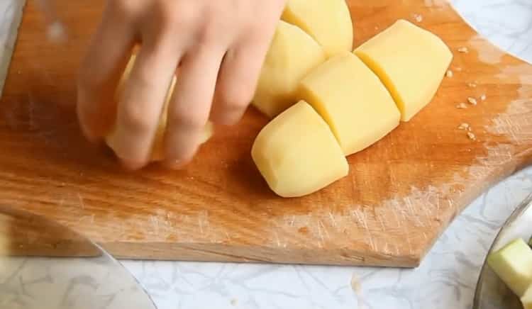 Per cucinare lo stufato di verdure con le zucchine, tagliare le patate