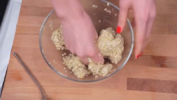 За да направите бисквитки с овесени ядки, пригответе тестото