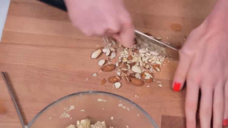 Per preparare i biscotti di farina d'avena, tritare le noci