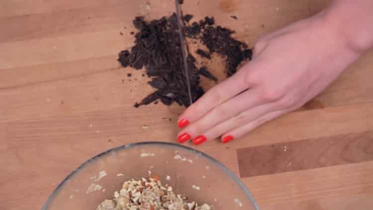 Για να φτιάξετε μπισκότα από oatmeal, κόψτε τη σοκολάτα