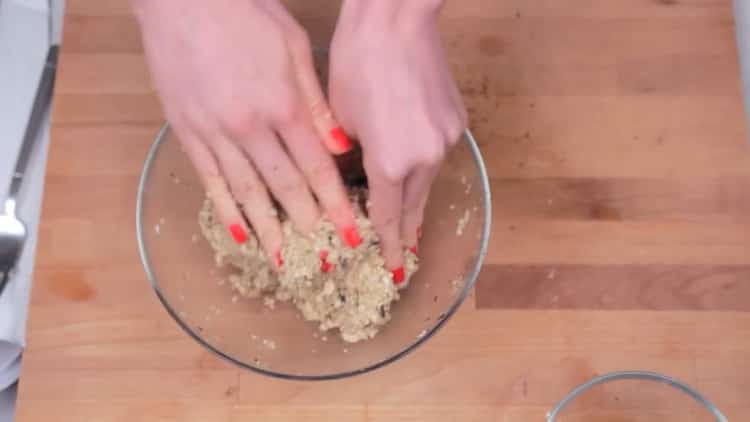 Για να φτιάξετε τα cookies oatmeal, ετοιμάστε τα συστατικά για τη ζύμη