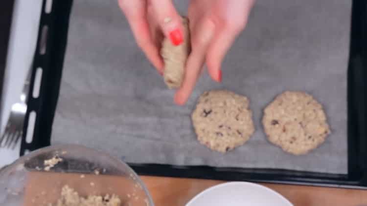 Για να κάνετε τα cookies oatmeal, ετοιμάστε ένα φύλλο ψησίματος
