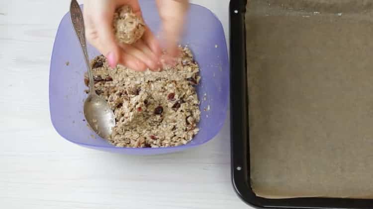 Upang makagawa ng mga oatmeal cookies na may saging, pasanin ang oven