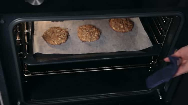 Per preparare i biscotti di farina d'avena con una mela, accendi il forno