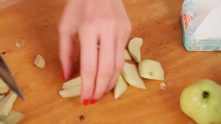 Um Haferkekse mit einem Apfel zuzubereiten, schneiden Sie einen Apfel