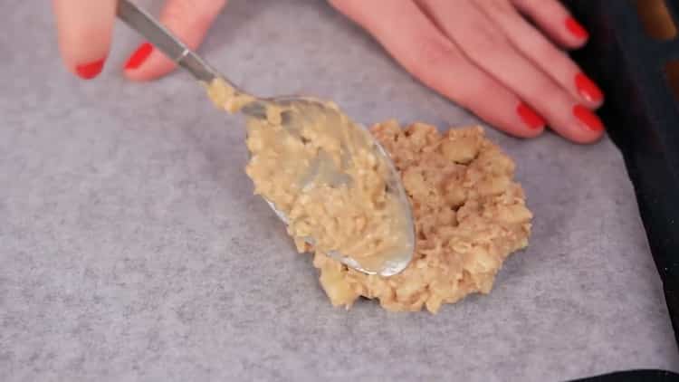 Για να δημιουργήσετε cookies από oatmeal με μήλο, τοποθετήστε τα cookies σε περγαμηνή