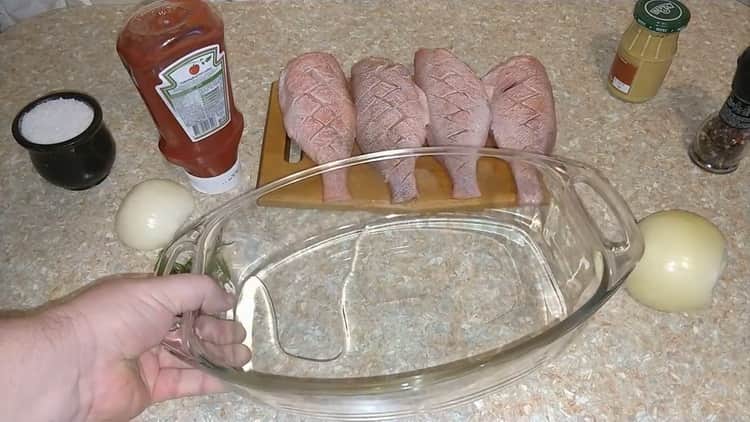 Bereiten Sie eine Form vor, um Seerotbarsch im Ofen zuzubereiten