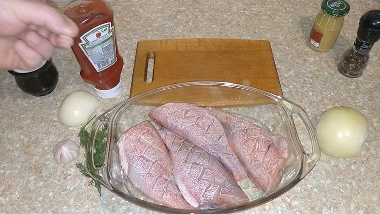 Metti il ​​pesce nel forno per cuocere il pesce persico rosso nel forno.