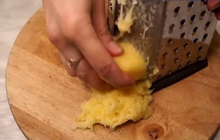 Per la preparazione di frittelle di fegato di manzo. grattugiare le patate