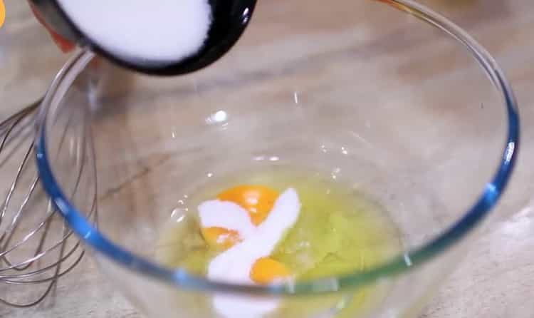 Sbattere le uova per preparare frittelle di zucca