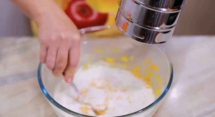 Fügen Sie Mehl hinzu, um Kürbispfannkuchen zu machen